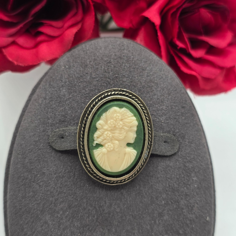 Vintage Green Cameo Brooch Silver Tone Oval Rope Border Lady Profile Pin